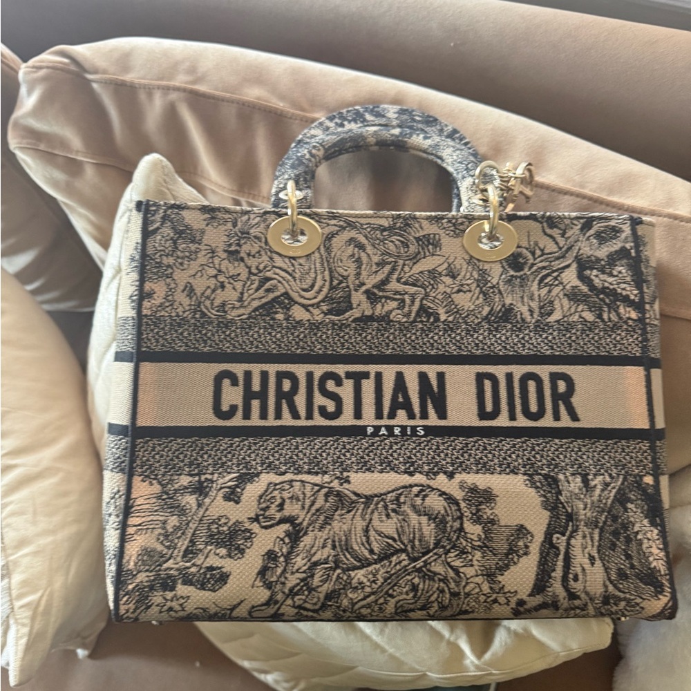 Christian Dior D-Lite Tote Bag – Medium
Blue Toile de Jouy Embroidered Canvas - Picture 2 of 10